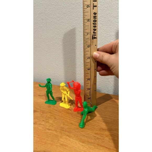 Cowboys and Indians Plastic set of 9 Yellow Red Green 3" Tall - Picture 5 of 5